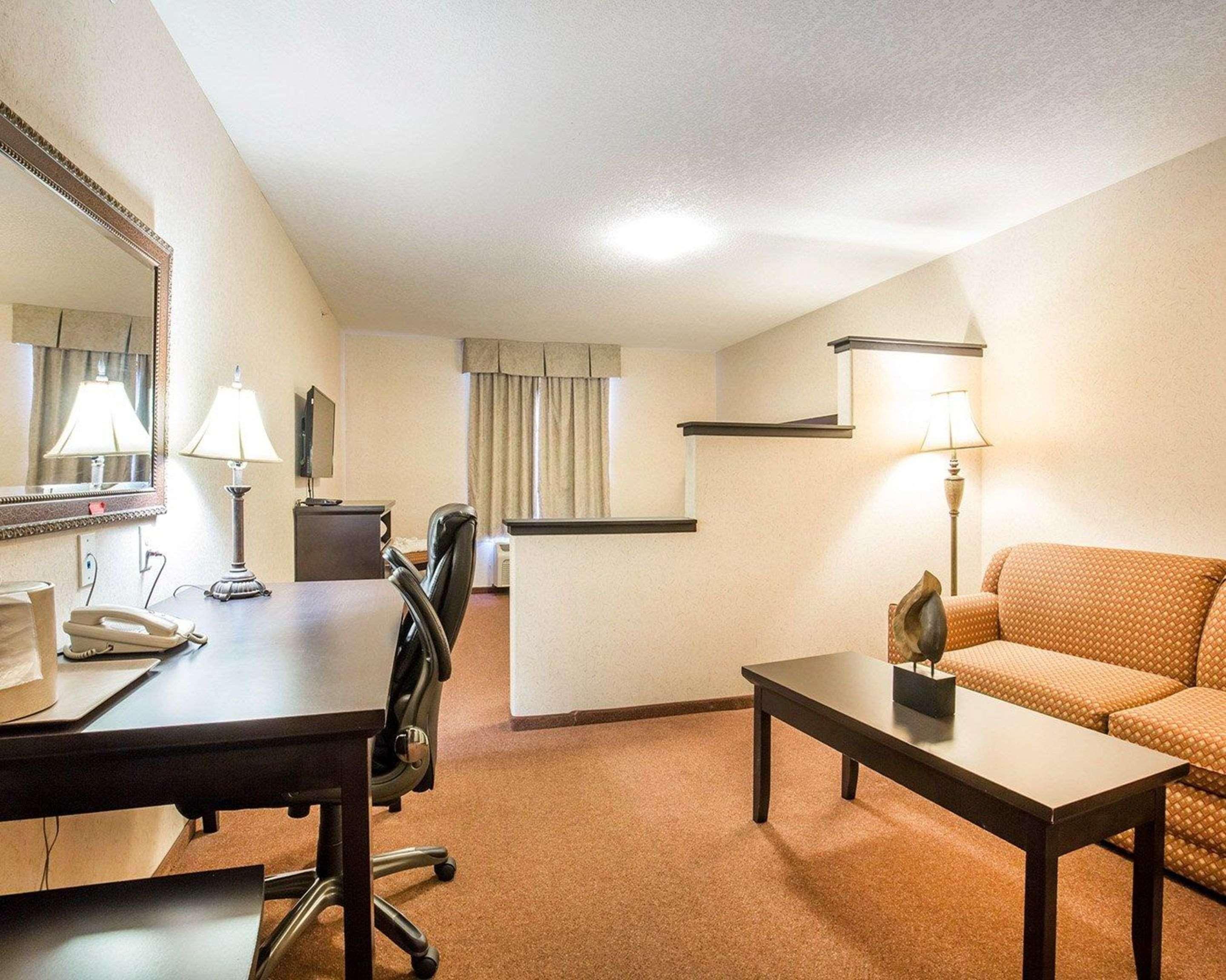 Quality Inn & Suites Lethbridge Exterior photo