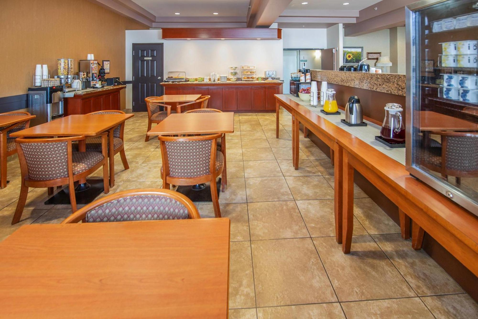 Quality Inn & Suites Lethbridge Exterior photo