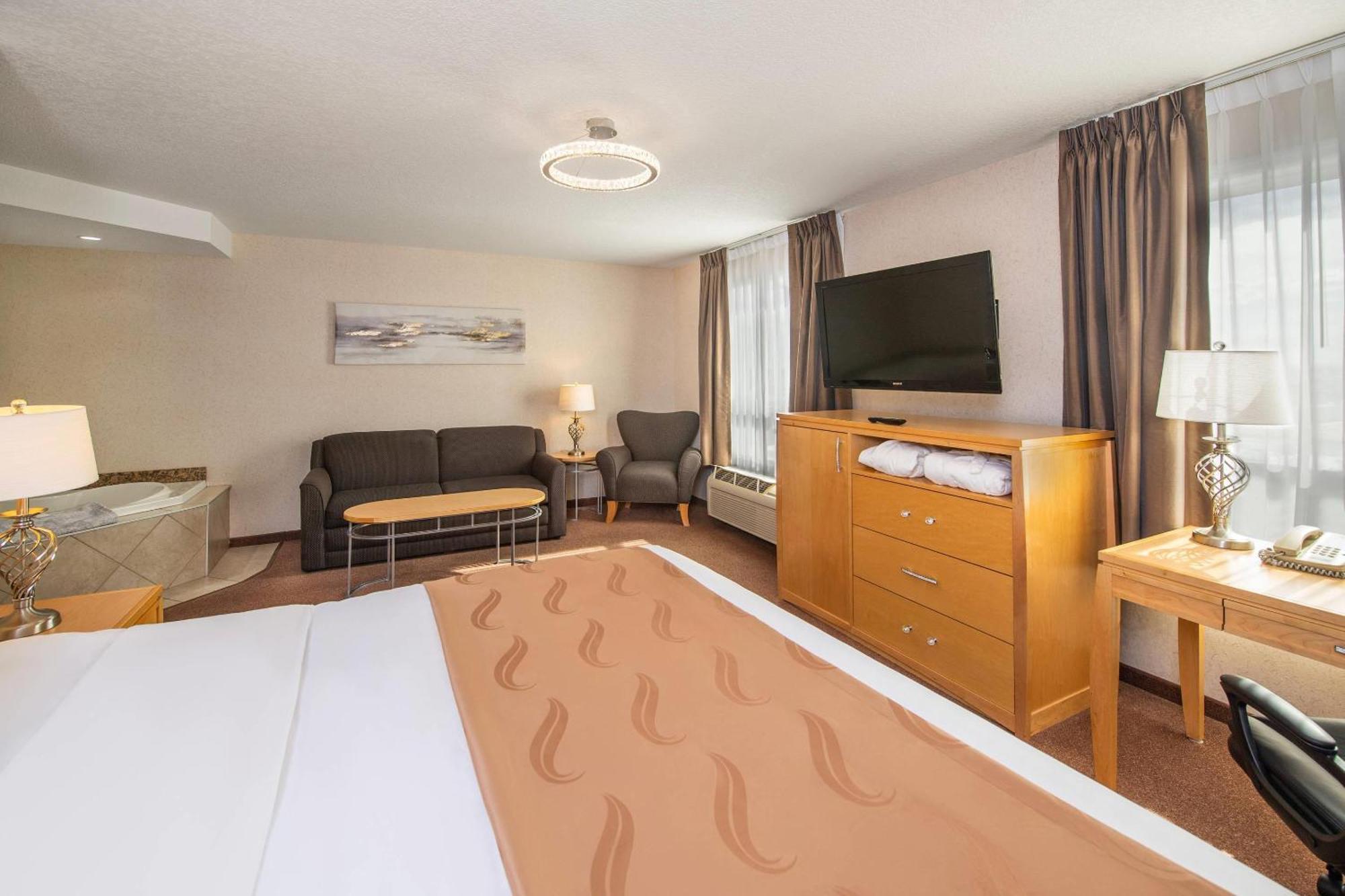 Quality Inn & Suites Lethbridge Exterior photo