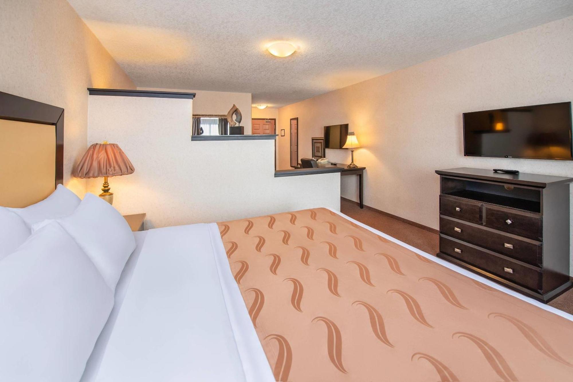 Quality Inn & Suites Lethbridge Exterior photo
